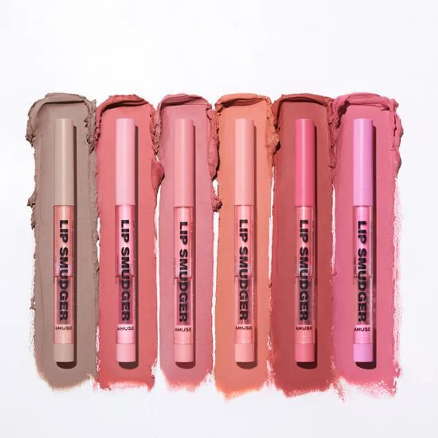AMUSE Lip Smudger de la marque AMUSE, tubes à lèvres roses sur fond clair, visuel produit et maquillage.