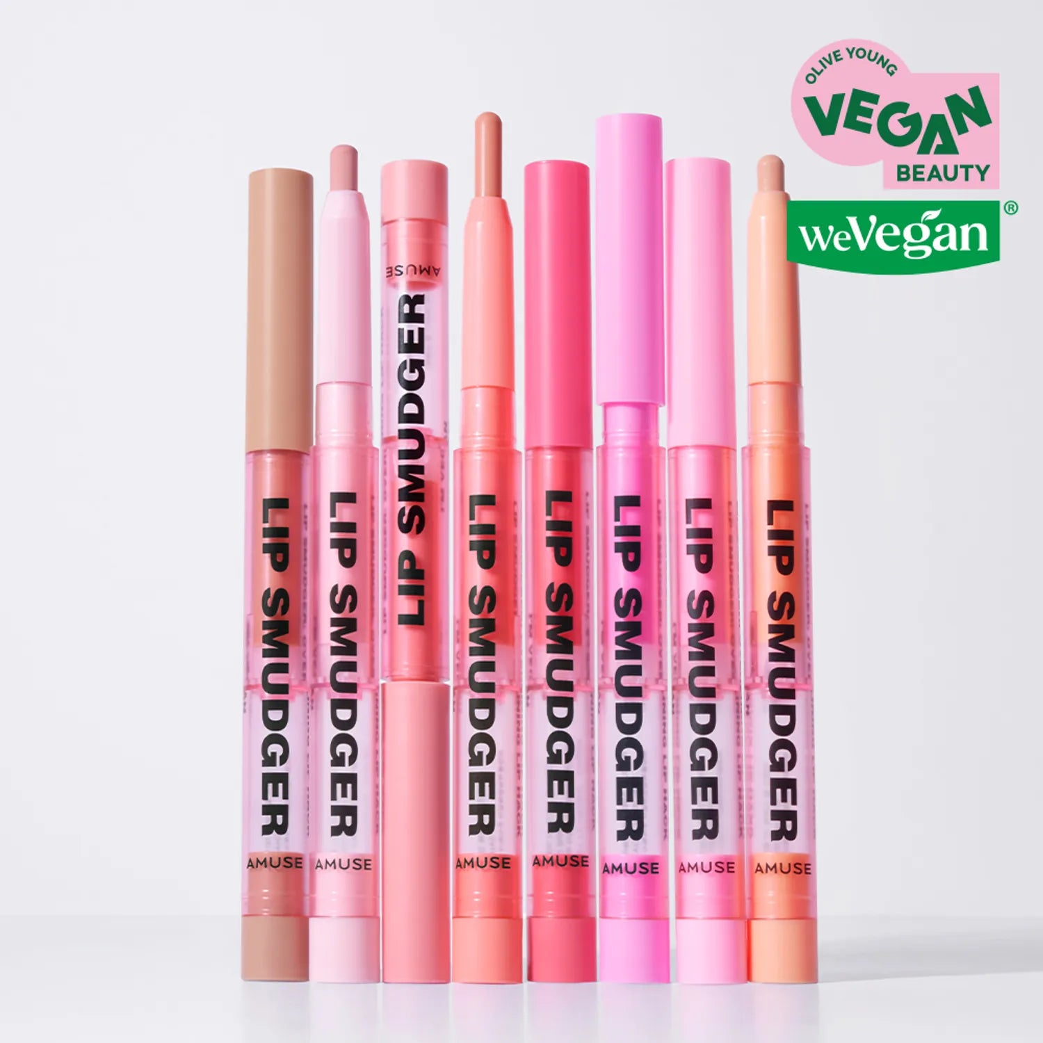 AMUSE Lip Smudger de la marque AMUSE, tibeaux roses sur fond clair, visuel vegan beauté en badge.