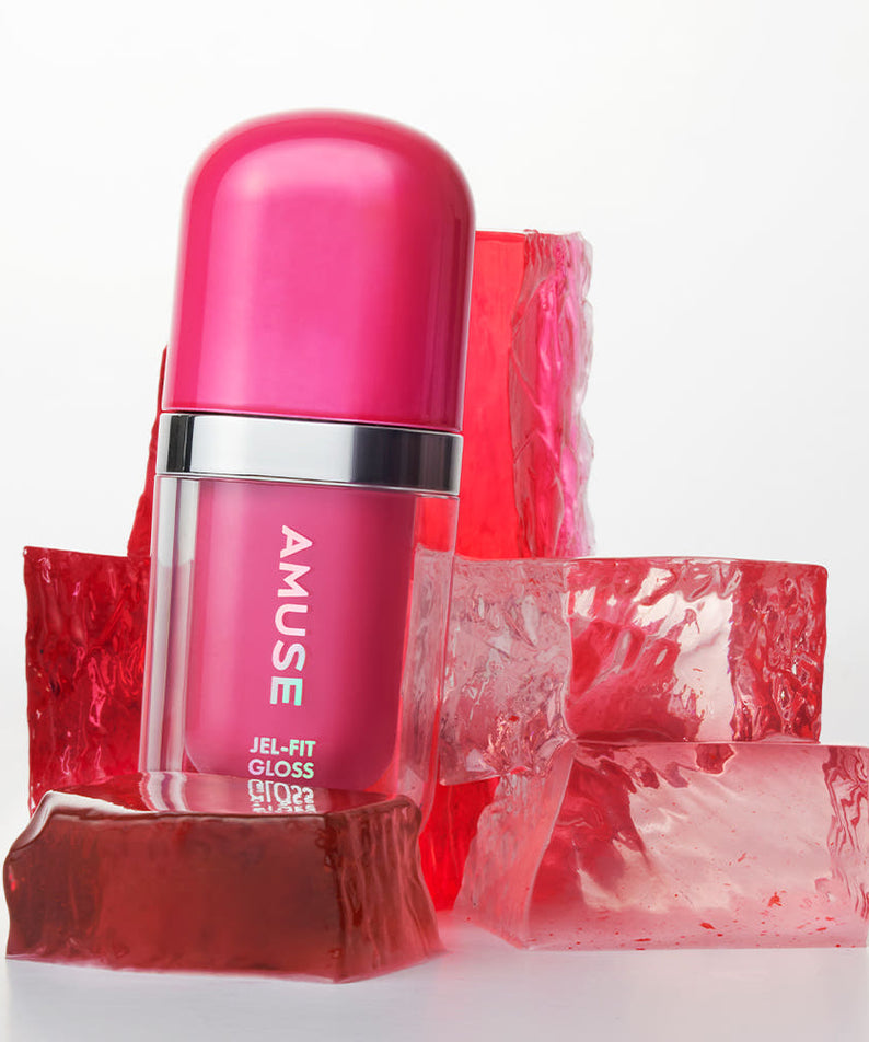 AMUSE Jel Fit Gloss sur blocs rouges en arrière-plan, emballage rose élégant exposé.