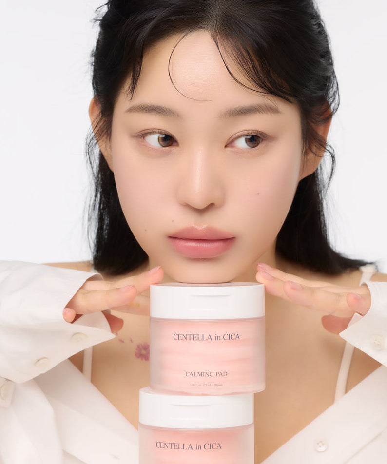 Femme posant avec AND:AR Centellian in Cica Calming Pads 70 sheets, boîte élégante dans un fond blanc.