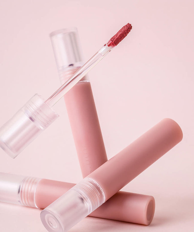 Tube de AND:AR Matte Lip Color sur fond rose, élégant et moderne.