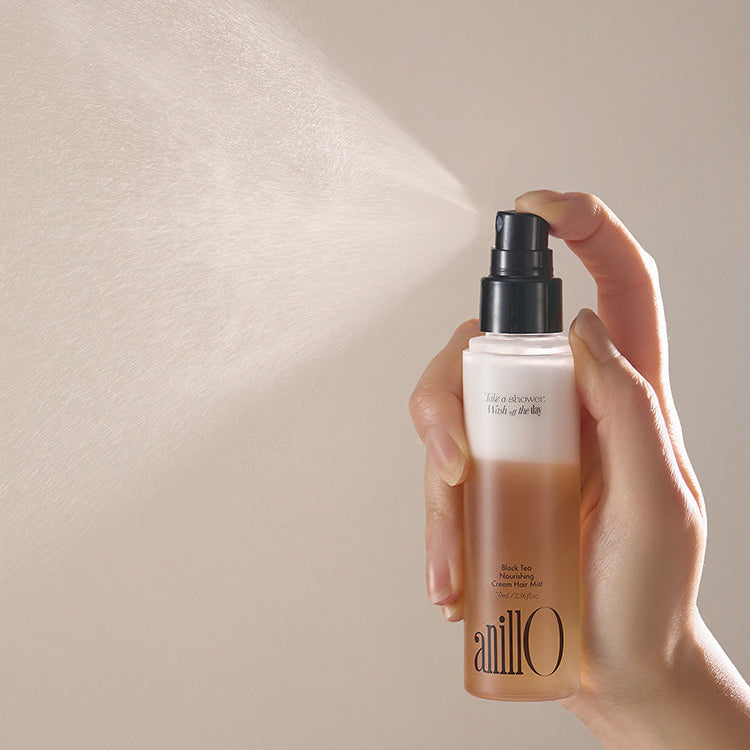 ANILLO Black Tea Nourishing Cream Hair Mist 70ml de la marque ANILLO, tenue en main sur fond clair, photo produit