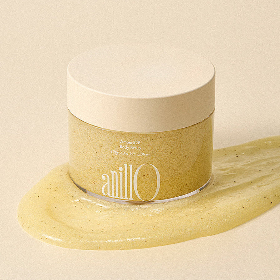ANILLO Amber528 Body Scrub 170g de la marque ANILLO, pot crème ambre sur fond beige avec texture exfoliante