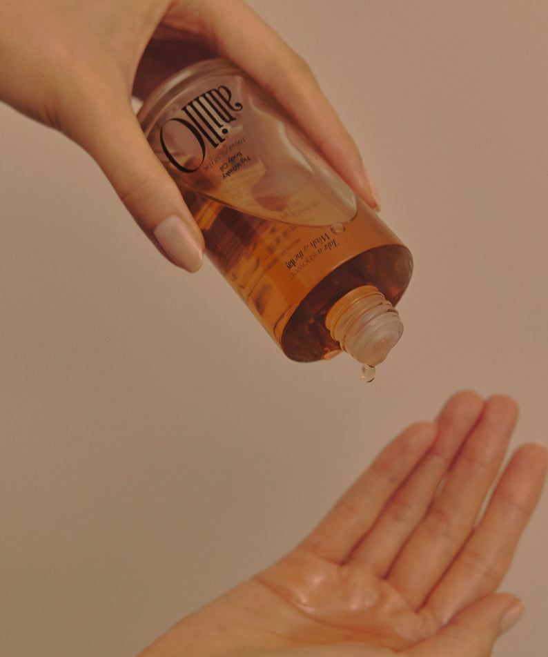 ANILLO Fig Whisky Body Oil 100ml, main applique sur peau, visuel cosmétique chaleureux, marque ANILLO, figue whisky