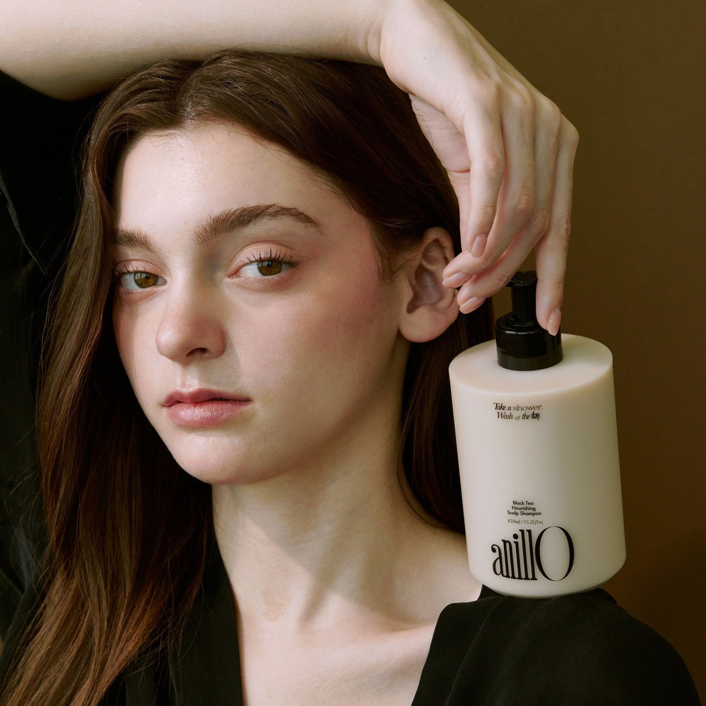 ANILLO Black Tea Nourishing Scalp Shampoo 450ml : femme touchant ses cheveux, flacon présenté, contexte spa beauté.
