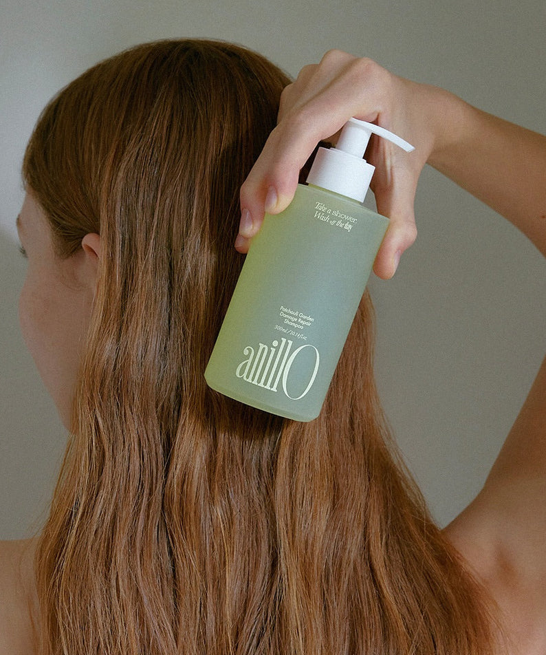 ANILLO Patchouli Garden Damage Repair Shampoo 300ml Ma Petite Corée : main applique le shampoing sur les cheveux.