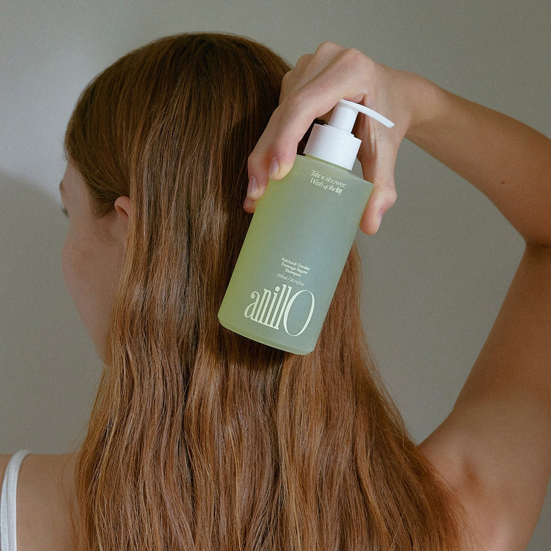 ANILLO Patchouli Garden Damage Repair Shampoo 300ml Ma Petite Corée : main applique le shampoing sur les cheveux.