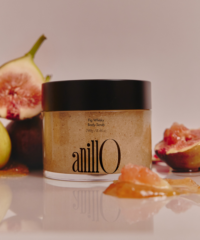 ANILLO Fig Whisky Body Scrub 240g, pot cosmétique entouré de figues et ambiance salle de bain, marque ANILLO