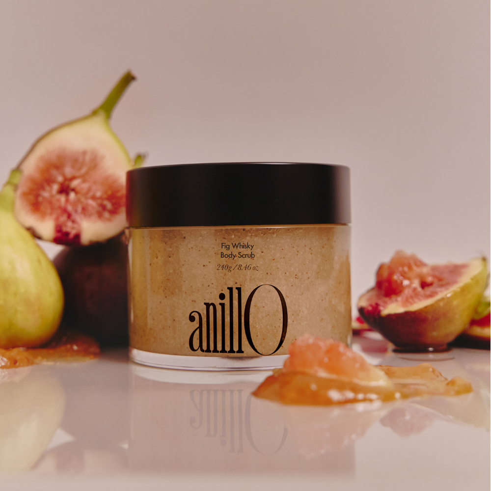 ANILLO Fig Whisky Body Scrub 240g, pot cosmétique entouré de figues et ambiance salle de bain, marque ANILLO