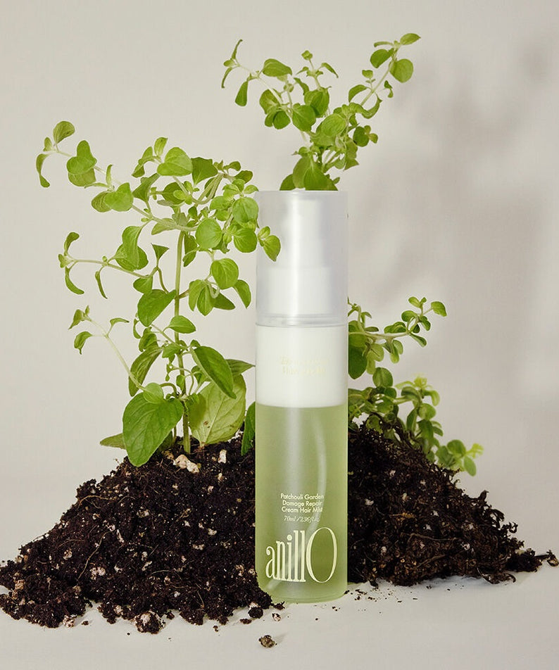 ANILLO Patchouli Garden Damage Repair Cream Hair Mist 70ml sur fond de plantes, produit de soin capillaire 70ml en flacon élégant.