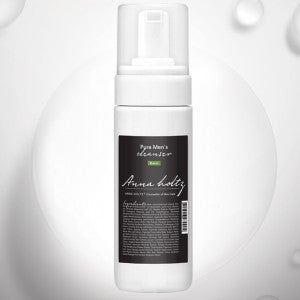 ANNA HOLTZ For Men Pure Men's Cleanser 150ml, flacon blanc sur fond blanc et bulles, produit de la marque Anna Holtz