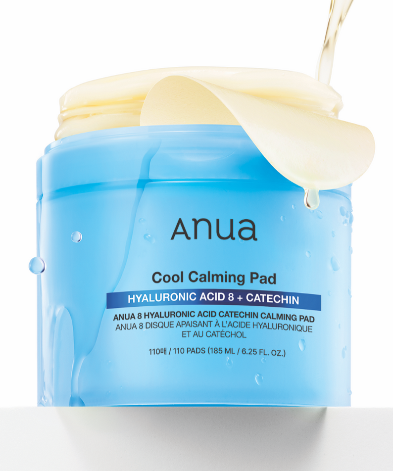 ANUA 8 Hyaluronic Acid Catechin Calming Pads 110 Pads de la marque Anua, avec coton-pads illustrés sur fond bleu