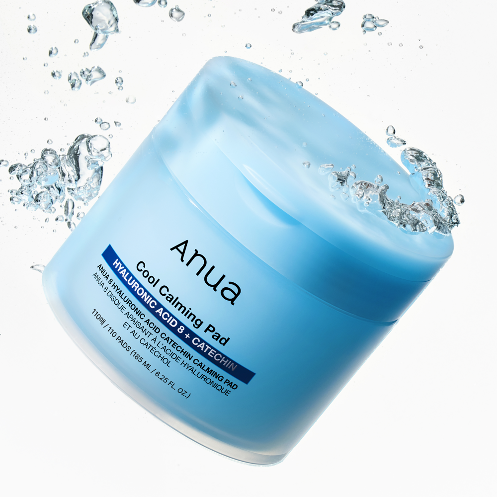 Décris l'image en français en mentionnant le produit, la marque et le contexte visuel: ANUA 8 Hyaluronic Acid Catechin Calming Pads 110 Pads.