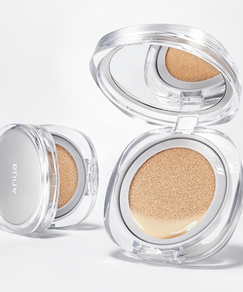 ANUA Cushion of the knot en gros plan, emballages ouverts avec une texture visible, design élégant et moderne en arrière-plan neutre