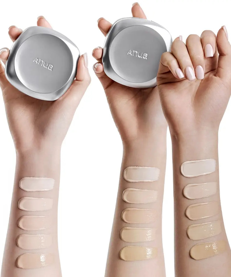 ANUA Gyul Cushion SPF50+PA+++. Packshot sur mains avec swatchs, fond blanc, marque ANUA, soin teint et SPF.