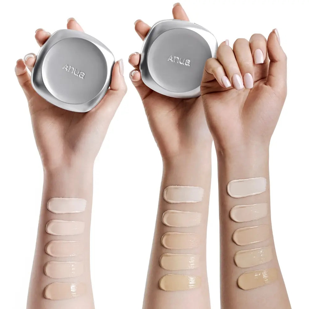 ANUA Gyul Cushion SPF50+PA+++. Packshot sur mains avec swatchs, fond blanc, marque ANUA, soin teint et SPF.