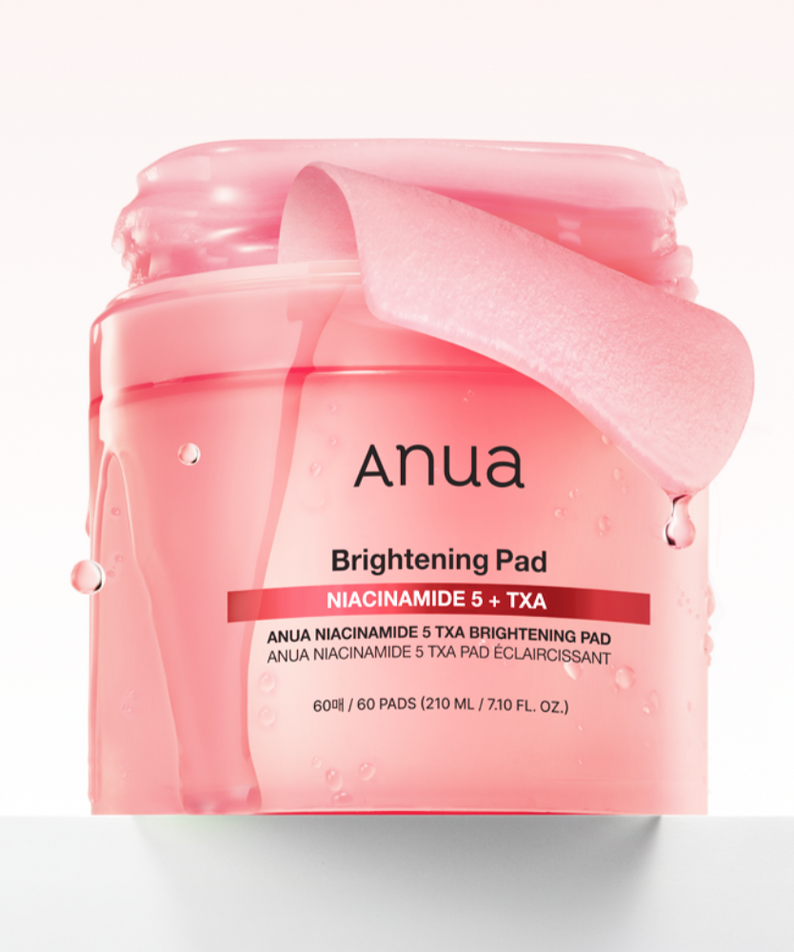 Décris l'image en français : ANUA Niacinamide 5 TXA Brightening Pad 60 Pads, marque Anua, pad rose sur pot, contexte spa.