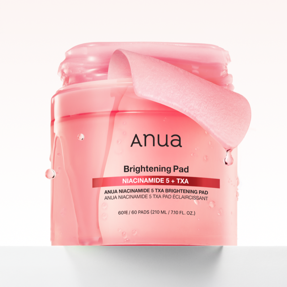 Décris l'image en français : ANUA Niacinamide 5 TXA Brightening Pad 60 Pads, marque Anua, pad rose sur pot, contexte spa.