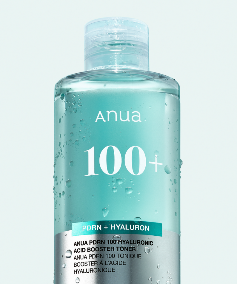 ANUA PDRN 100 Hyaluronic Acid Booster Toner 250ml, bouteille hydratante avec gouttes d’eau, fond clair, visuel produit