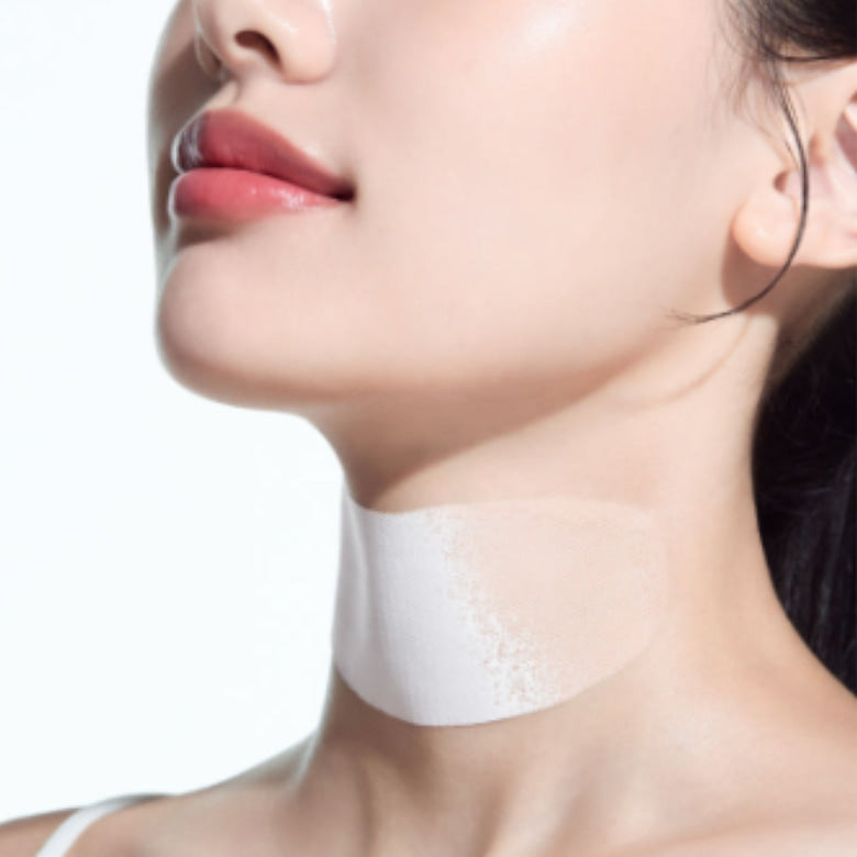 ANUA PDRN Collagen Melting Patch for Neck 4ea, marque Anua, patch blanc sur le cou, femme gros plan, fond clair
