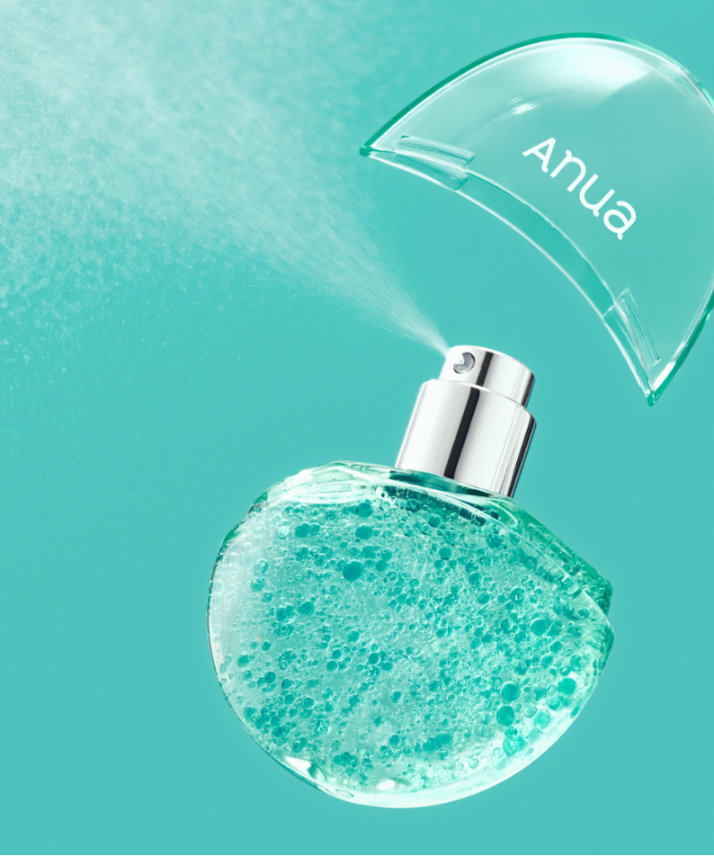 ANUA PDRN Hyaluronic Acid Moisture Capsule Mist 30ml, vaporisateur Anua sur fond turquoise, gouttes d’eau, belle mise en scène.