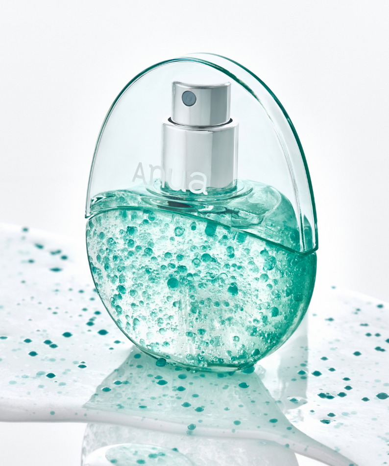 ANUA PDRN Hyaluronic Acid Moisture Capsule Mist 30ml, flacon Anua sur fond blanc avec gouttelettes vertes, contexte visuel spa.
