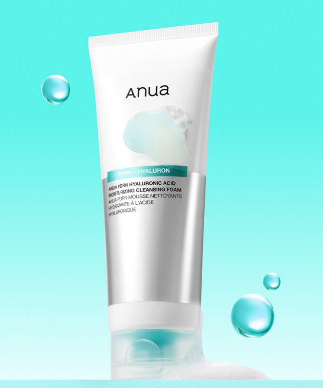 ANUA PDRN Hyaluronic Acid Moisture Cleansing Foam 150ml, mousse nettoyante Anua sur fond bleu avec gouttes.