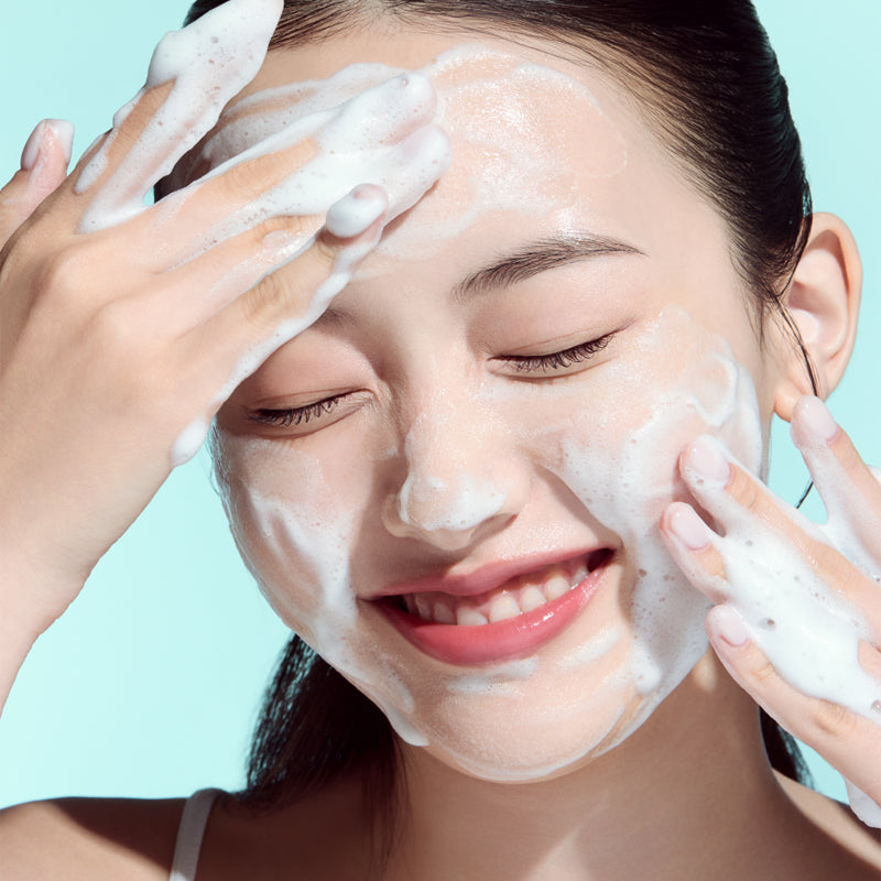 ANUA PDRN Hyaluronic Acid Moisture Cleansing Foam 150ml : femme applique une mousse hydratante sur le visage, ambiance beauté