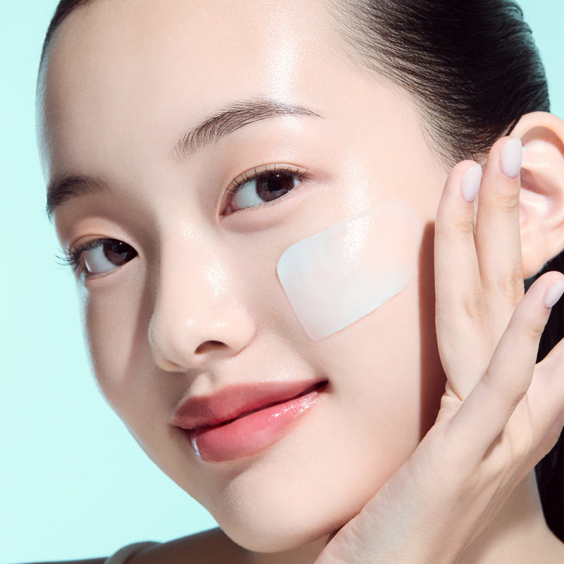 Visage avec masque hydratant; ANUA PDRN Hyaluronic Acid Moisture Cleansing Foam 150ml, marque ANUA sur fond bleu