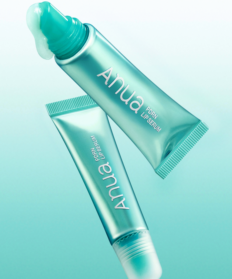 ANUA PDRN Lip Serum de la marque ANUA, tube turquoise sur fond bleu clair, vue produit