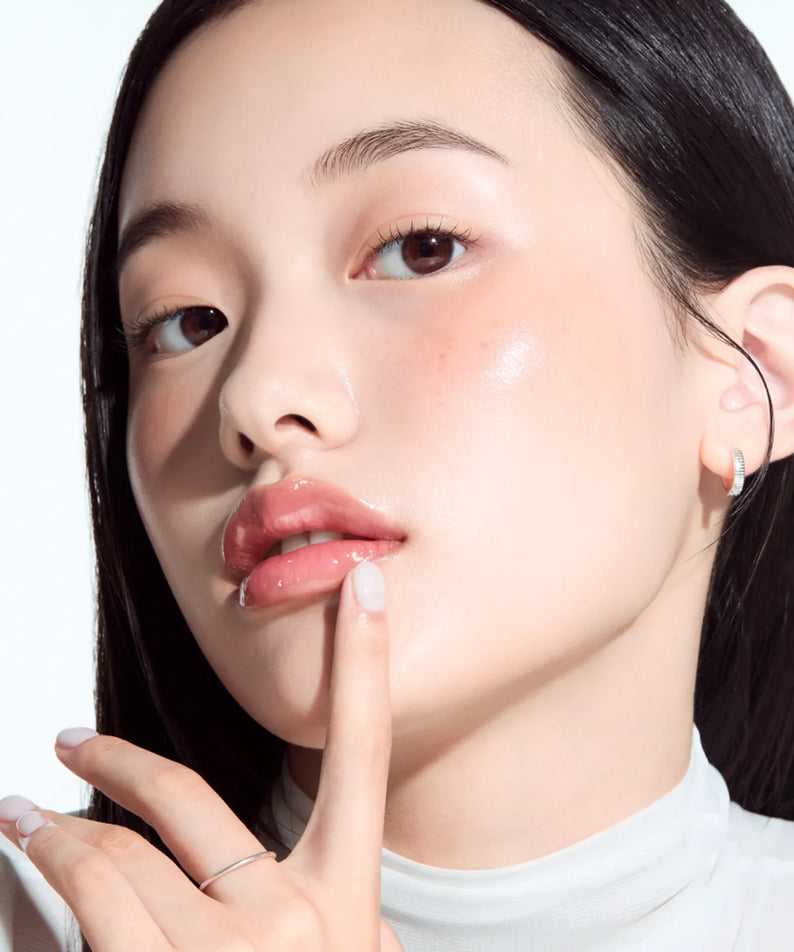 ANUA PDRN Lip Serum : gros plan sur des lèvres hydratées, application sur le visage, marque ANUA, fond clair