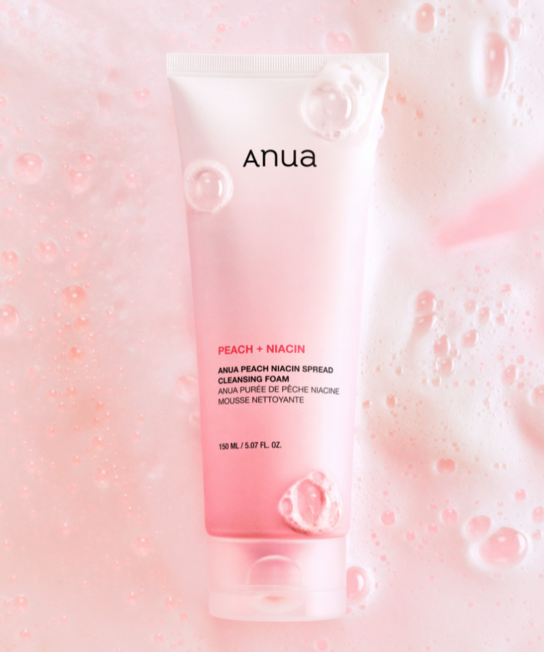 ANUA Peach Niacin Spread Cleansing Foam 150ml, marque Anua, tube sur fond rosé, bulles de mousse, contexte soin visage.