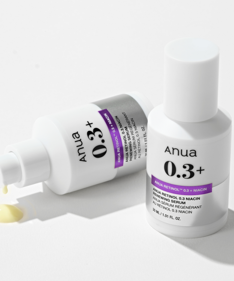 Bouteilles du sérum ANUA Retinol 0.3 Niacin Renewing Serum éclaircissant et régénérant pour le soin de la peau, posées sur fond blanc.