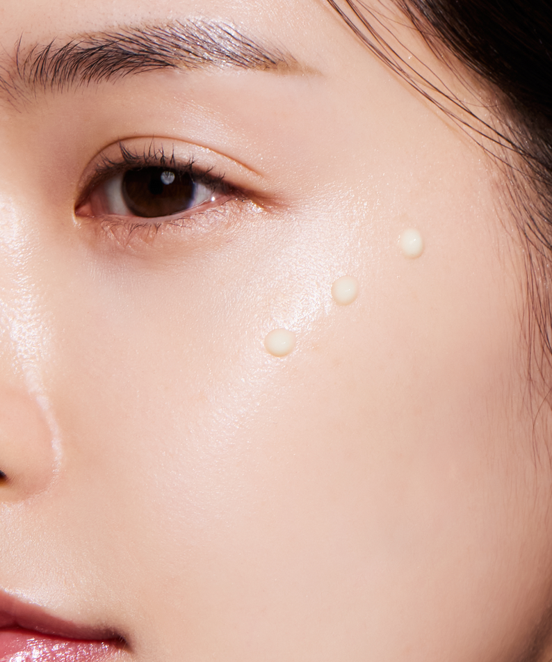 Gros plan d'une application de ANUA Retinol 0.3 Niacin Renewing Serum sur la peau, montrant l'éclat et le soin du visage.