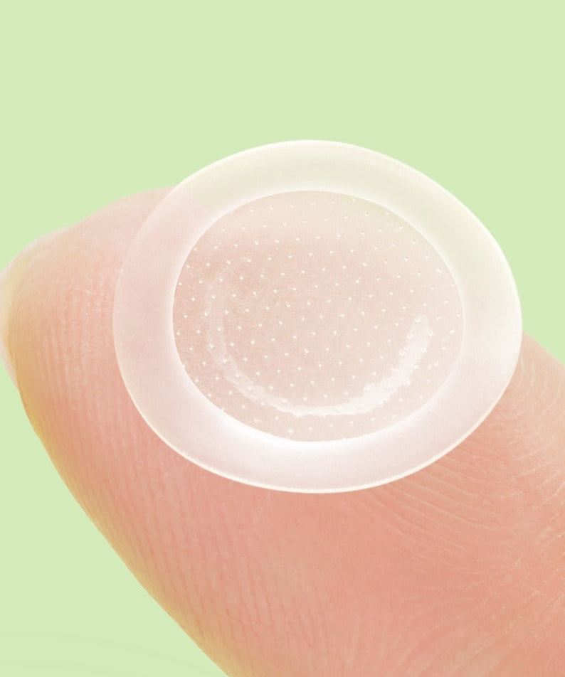 ANUA Triple Acid Spot Care Microdot Patch : microdots anti-imperfections sur patch blanc, main sur fond vert, marque ANUA