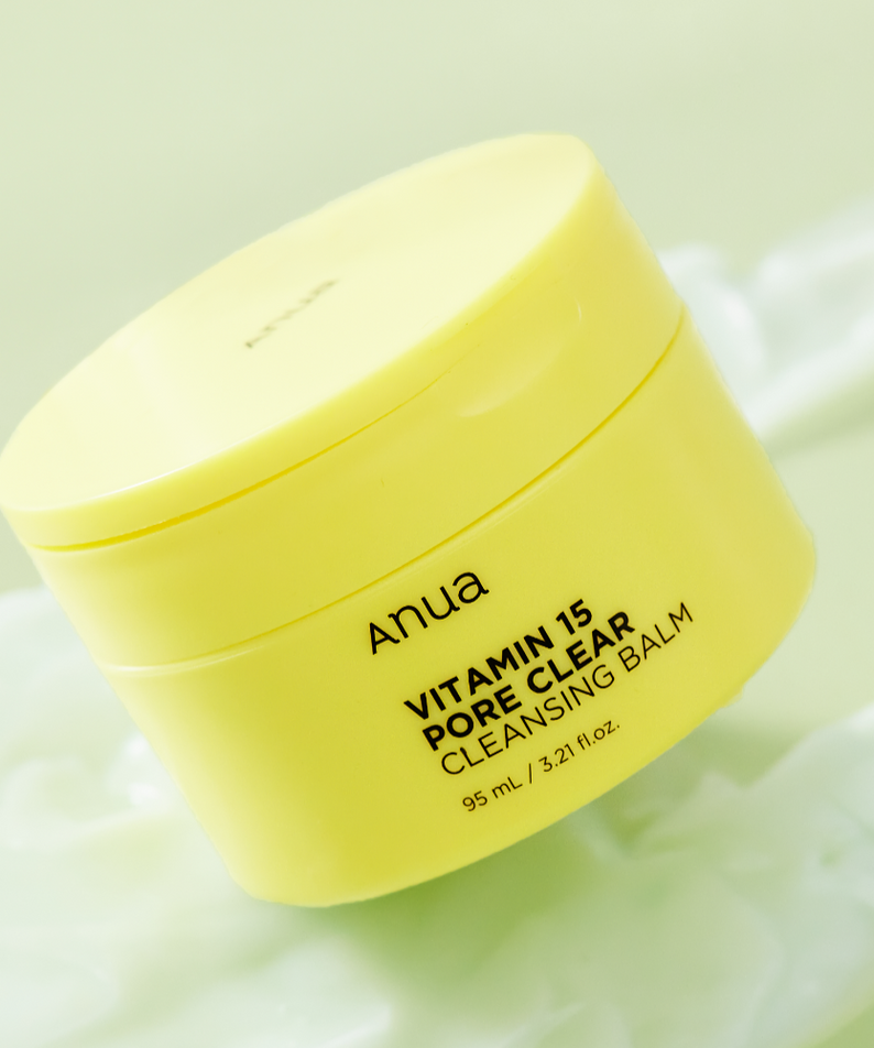 ANUA Vitamin 15 Pore Clear Cleansing Balm 95ml, baume nettoyant jaune sur fond crème, marque ANUA en gros plan.
