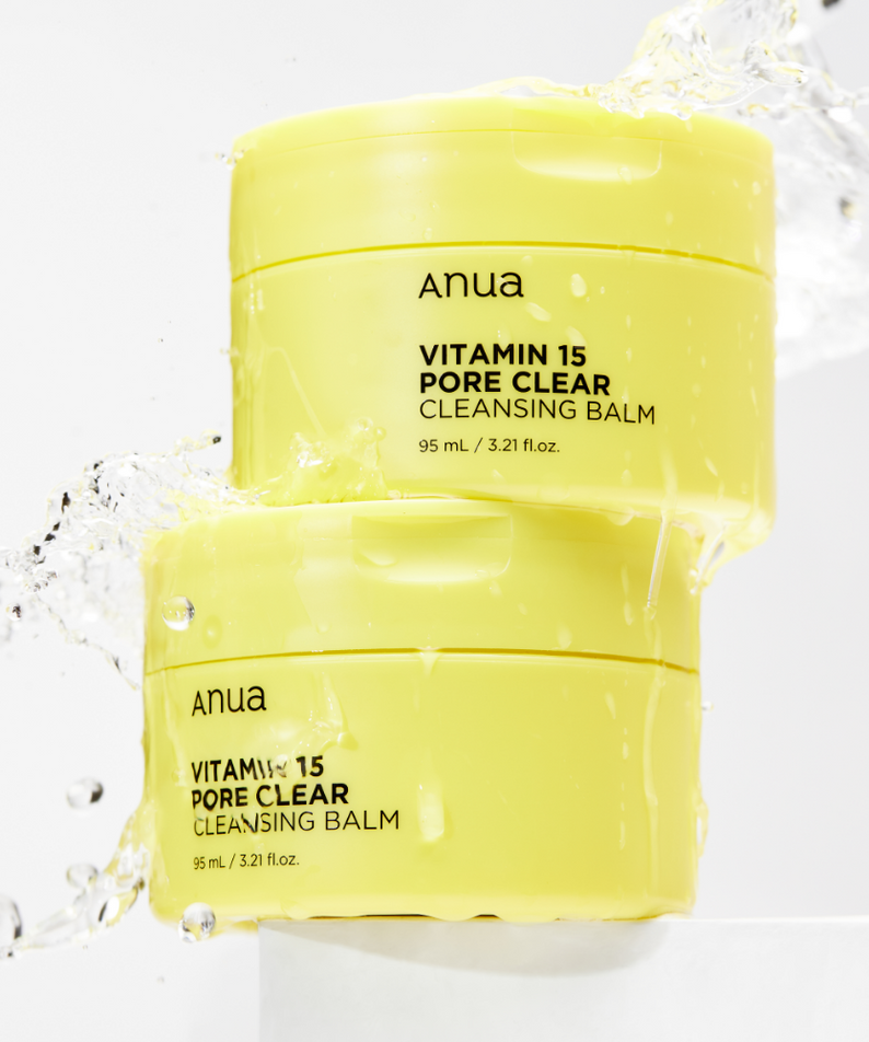 ANUA Vitamin 15 Pore Clear Cleansing Balm 95ml d’ANUA, baume jaune sur fond blanc avec éclaboussures d’eau