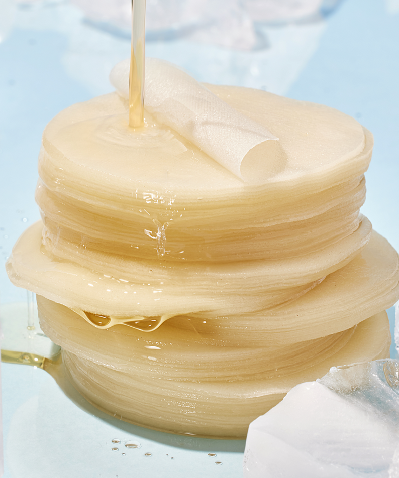 Coussinet de soin avec liquide à base de l'ANUA 8 Hyaluronic Acid Catechin Calming Pads 110 Pads sur fond bleu