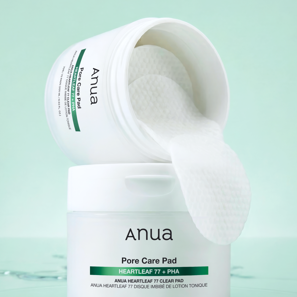 ANUA Heartleaf 77 + PHA Clear Pad 70p 160ml, marque Anua, photo produit sur fond turquoise, pad en gros plan