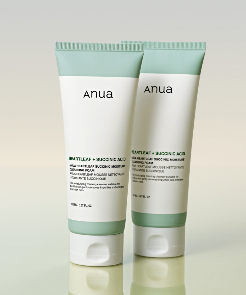 Décris l'image en français en mentionnant le produit, la marque et le contexte visuel : ANUA Heartleaf + Succinic Acid Moisture Cleansing Foam 150ml