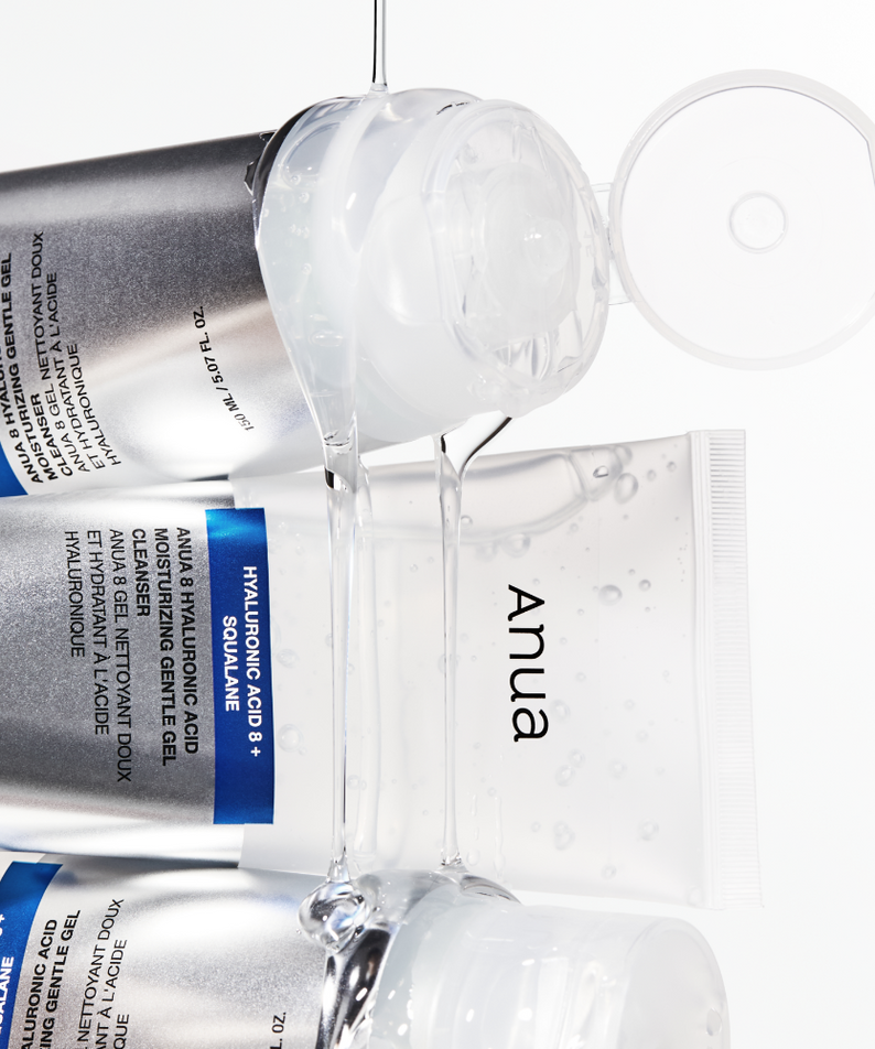 ANUA Hyaluronic Acid 8 + Panthenol Hydrating Gentle Foaming Cleanser 150ml, gel nettoyant ANUA sur fond blanc, flacon et gouttes