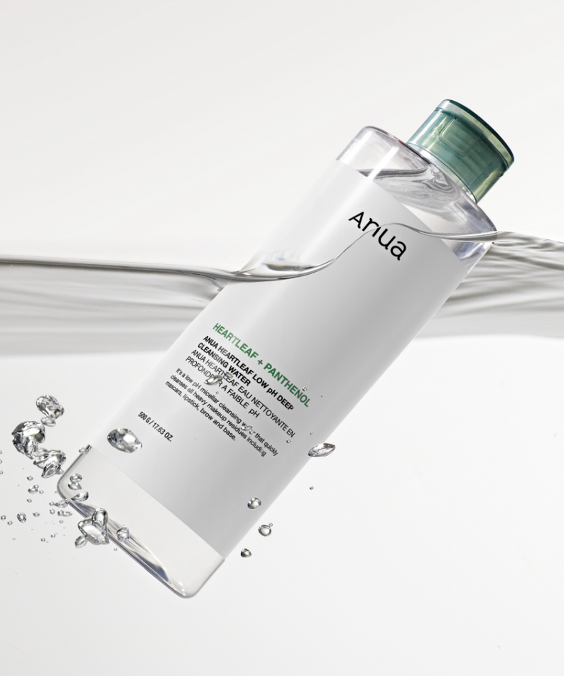 Décris l'image en français en mentionnant le produit, la marque et le contexte visuel : ANUA Heartleaf 87 + Panthenol Low ph Deep Cleansing Water 500ml