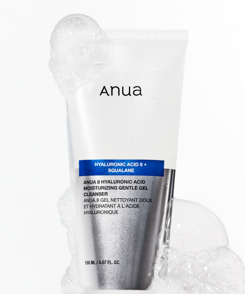 ANUA Hyaluronic Acid 8 + Panthenol Hydrating Gentle Foaming Cleanser 150ml, nettoyant moussant Anua sur fond blanc, gouttes d’eau