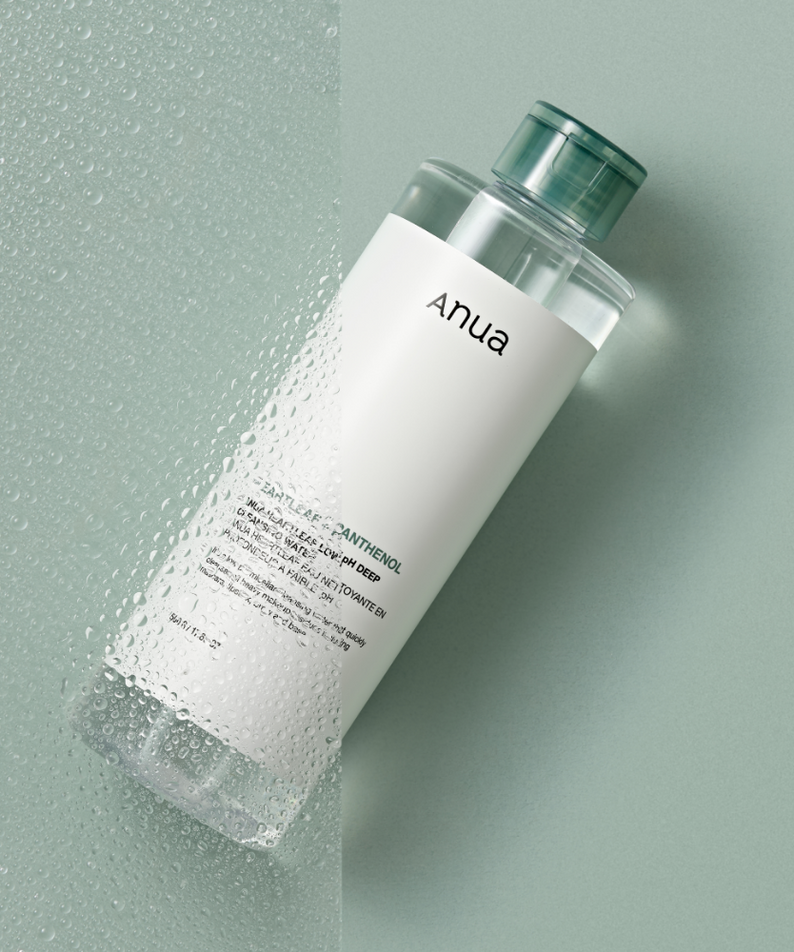 ANUA Heartleaf 87 + Panthenol Low ph Deep Cleansing Water 500ml, flacon ANUA sur fond vert, gouttes d’eau.