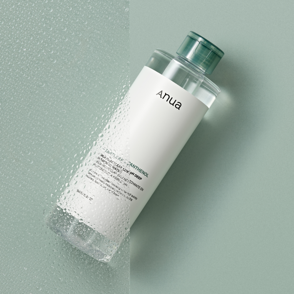 ANUA Heartleaf 87 + Panthenol Low ph Deep Cleansing Water 500ml, flacon ANUA sur fond vert, gouttes d’eau.