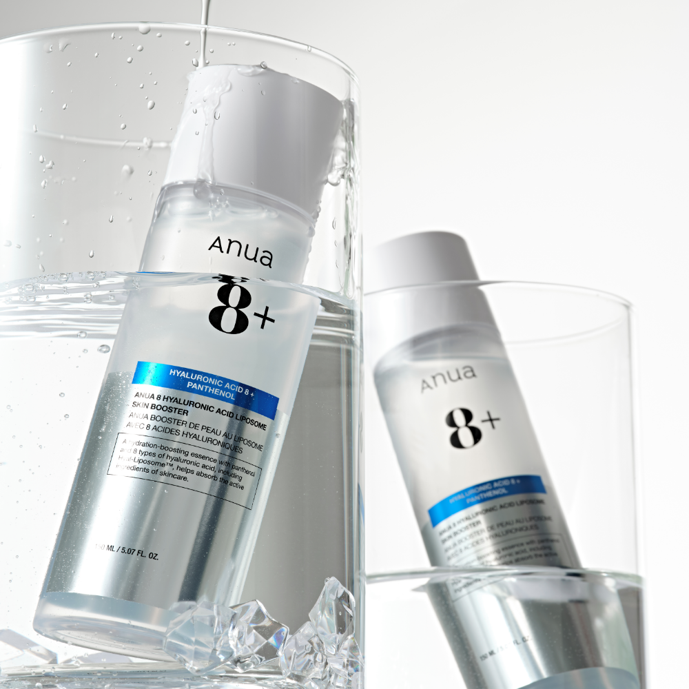 ANUA Hyaluronic Acid 8 + Panthenol Lipsome Skin Booster 150ml, flacons dans un décor eau/gel, marque ANUA, visuel hydratant