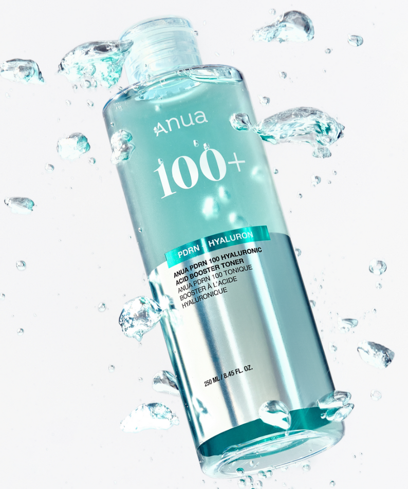 Flacon de ANUA PDRN 100 Hyaluronic Acid Booster Toner 250ml entouré de gouttes d'eau, parfait pour l'hydratation de la peau.
