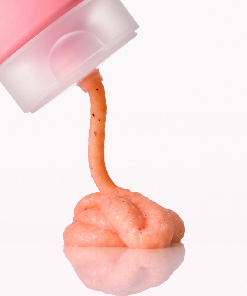 Produit de nettoyage ANUA Peach Niacin Spread Cleansing Foam 150ml avec mousse texturée rose en sortie de tube.