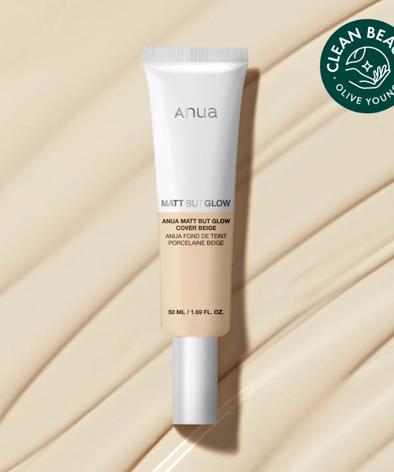 ANUA Matt But Glow Cover Beige 50ml, tube de maquillage sur tissu beige en studio, marque ANUA, lumière douce.