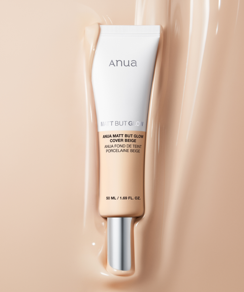 ANUA Matt But Glow Cover Beige 50ml, tube beige sous lumière douce, produit maquillage de la marque ANUA sur fond beige.